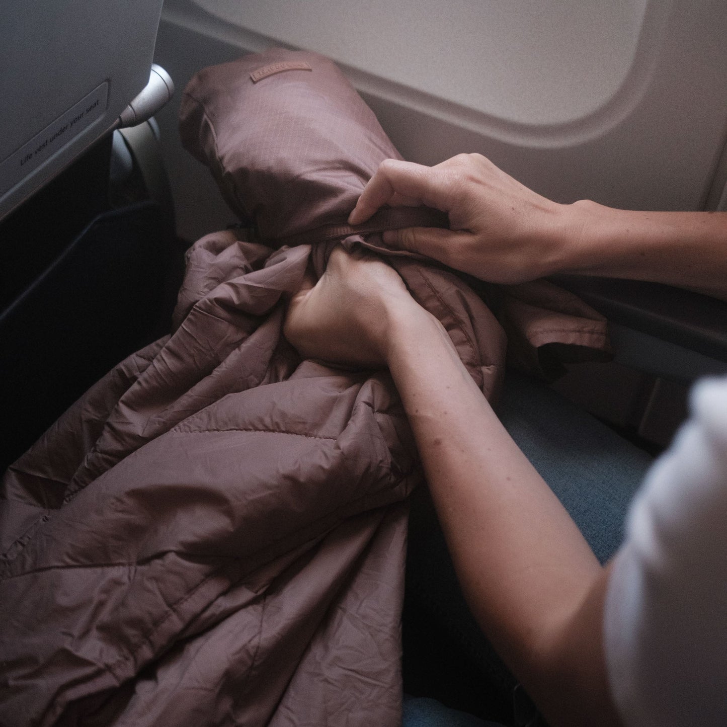 Cozy Packable Quartz Travel Blanket – Insulated, Waterproof & Compact