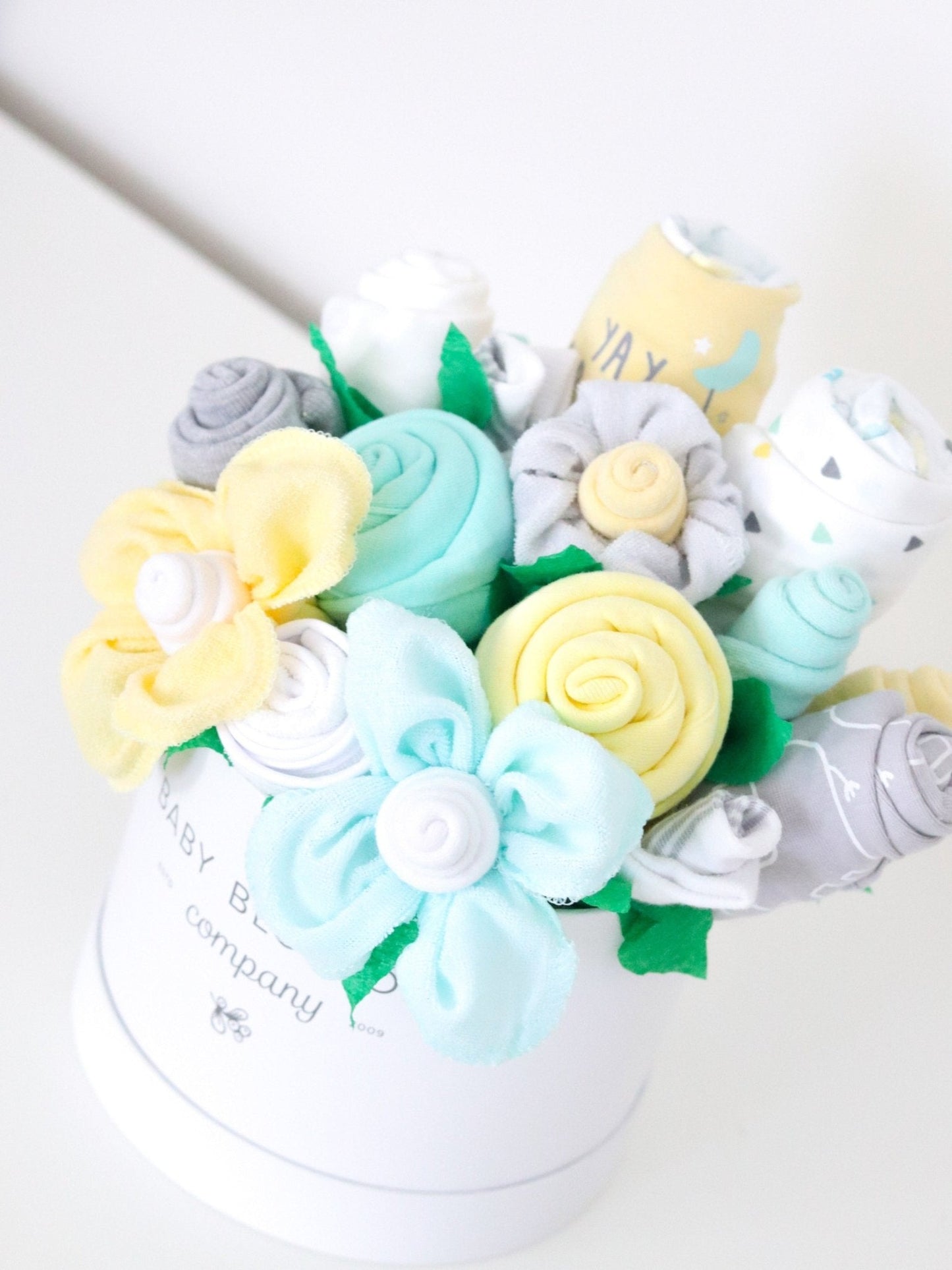 Deluxe Neutral Baby Gift Hatbox – Keepsake Blossom Bouquet