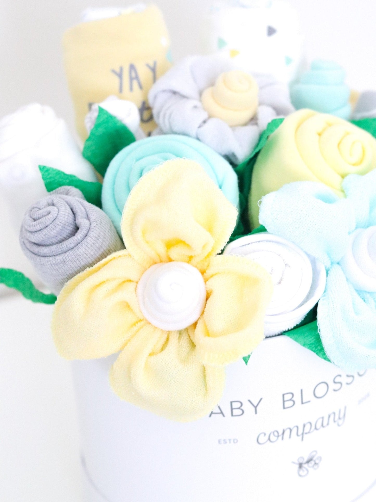 Deluxe Neutral Baby Gift Hatbox – Keepsake Blossom Bouquet