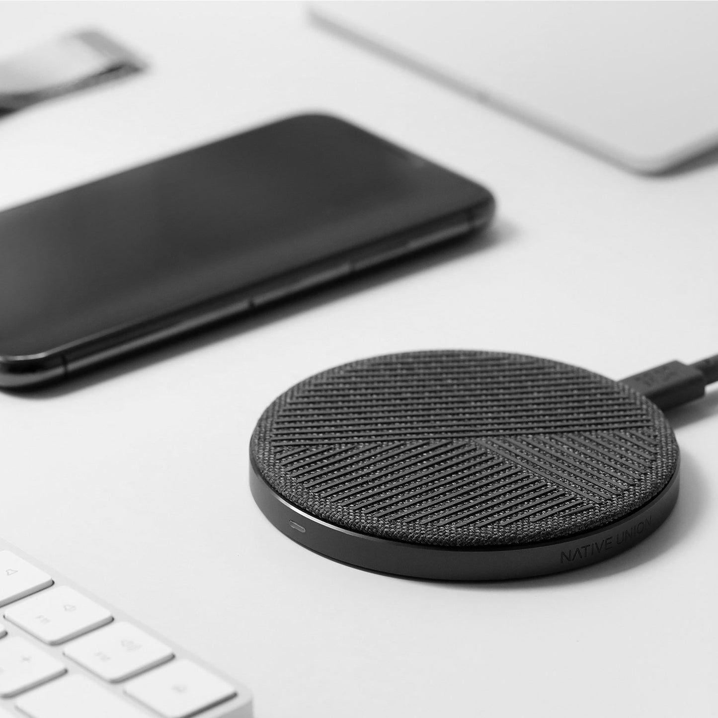 Drop Wireless Qi Charger – Sleek Fast Charging Pad for Devices