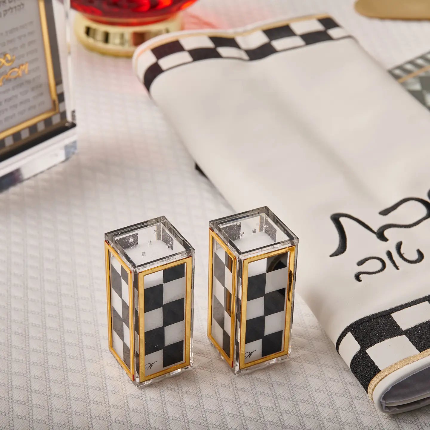 Sleek Onyx Salt Shakers for Effortless Everyday Elegance