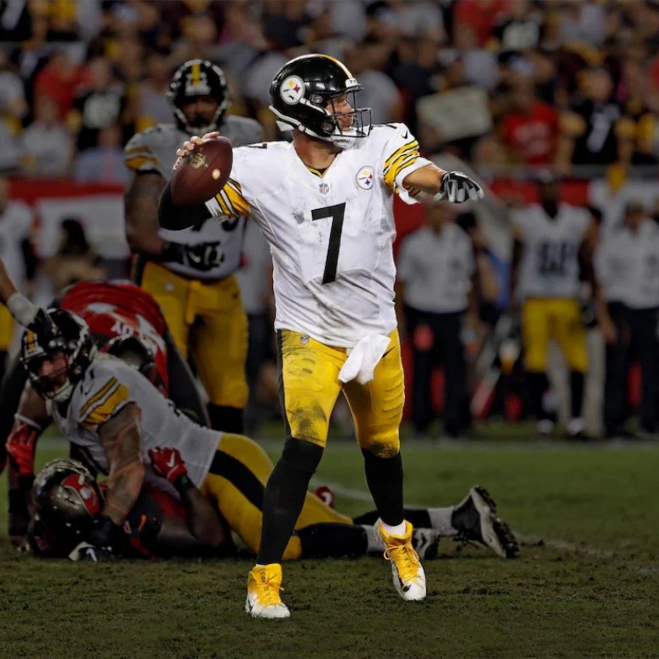 Ben Roethlisberger Steelers Blackout 8x10 Action Photo