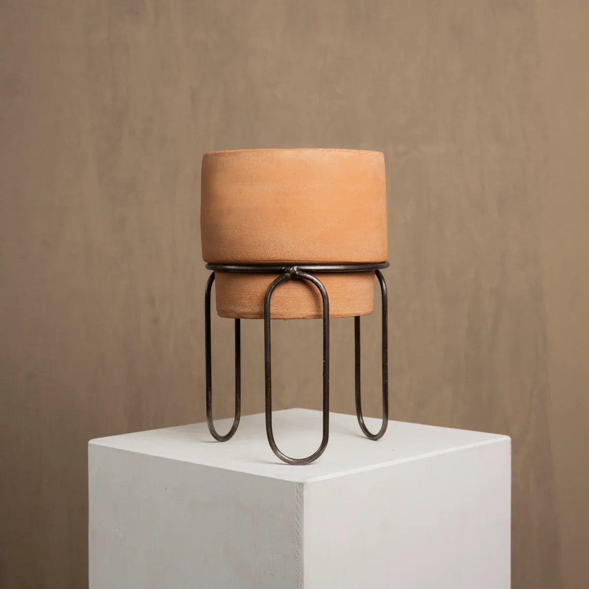 Jaro Medium Terracotta Planter - Thumbnail 4